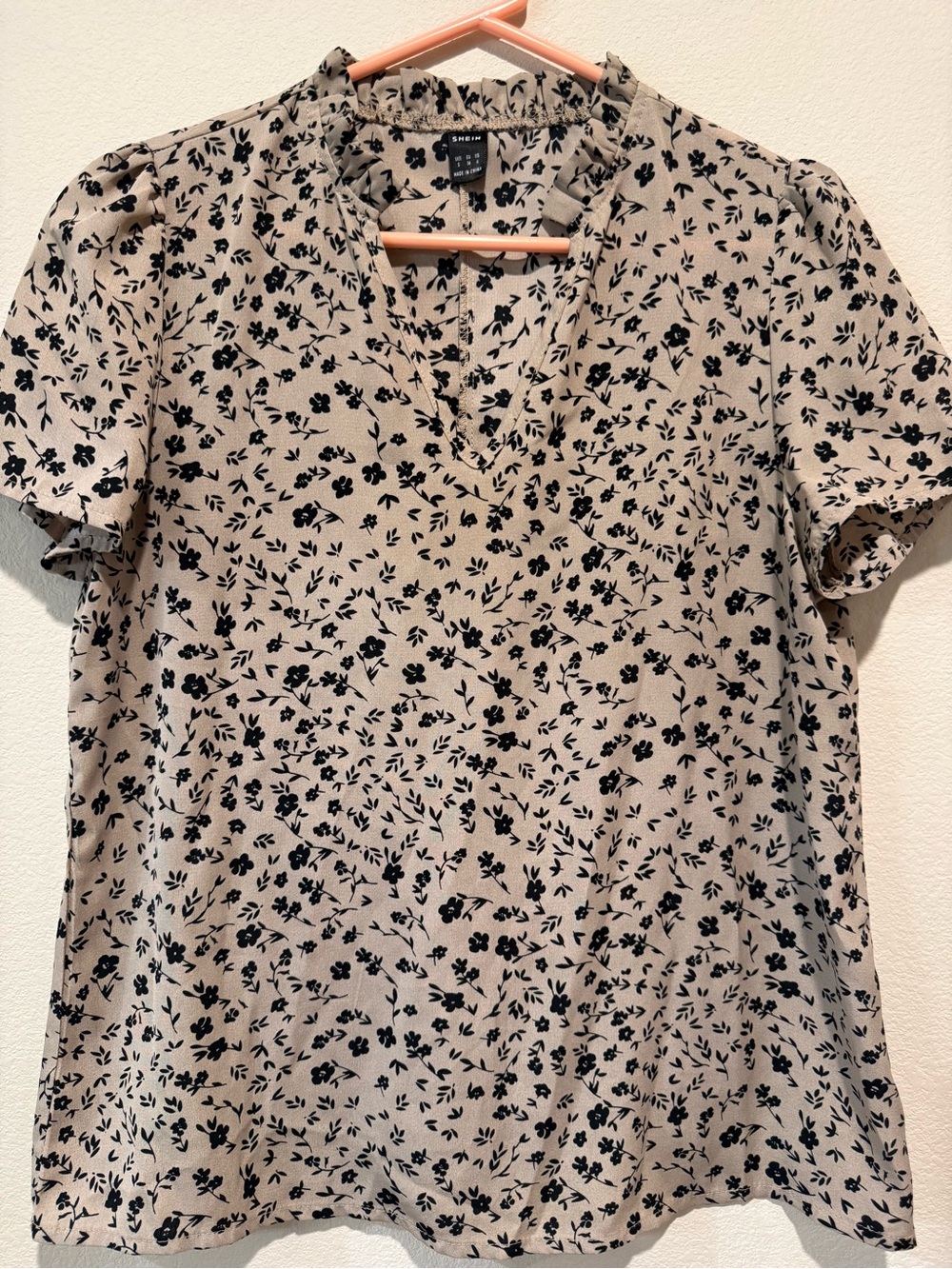 SHEIN Beige Floral V-Neck Short Sleeve Top